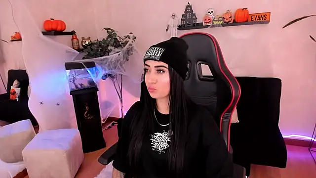 Snapshot of EmmyEvans1 chatting on 10.17.25 EmmyEvans1 online show from 10.17.25