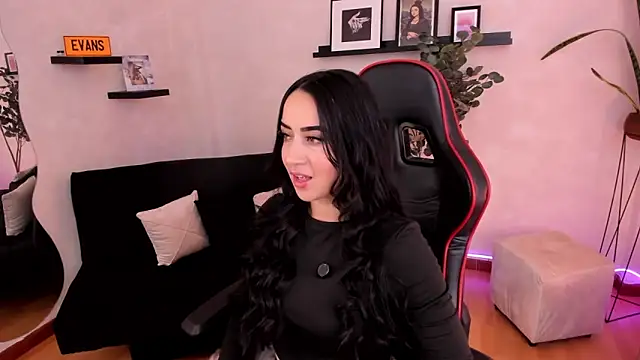 Snapshot of EmmyEvans1 chatting on 11.08.25 EmmyEvans1 online show from 11.08.25