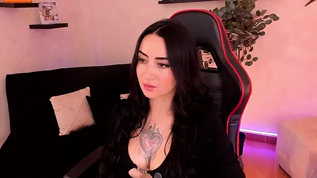 Snapshot of EmmyEvans1 chatting on 11.10.25 EmmyEvans1 online show from 11.10.25