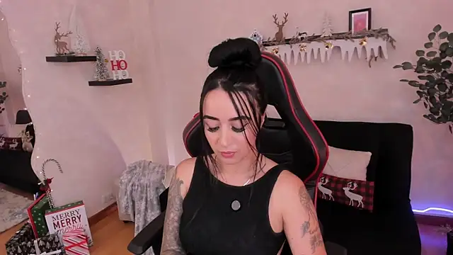 Snapshot of EmmyEvans1 chatting on 11.12.25 EmmyEvans1 online show from 11.12.25