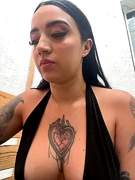 Snapshot of EmmyEvans1 chatting on 12.04.25 EmmyEvans1 online show from 12.04.25