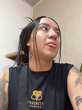 Snapshot of EmmyEvans1 chatting on 12.16.25 EmmyEvans1 online show from 12.16.25