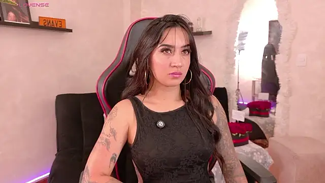 Snapshot of EmmyEvans1 chatting on 01.08.26 EmmyEvans1 online show from 01.08.26