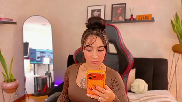 Snapshot of EmmyEvans1 chatting on 02.23.26 EmmyEvans1 online show from 02.23.26