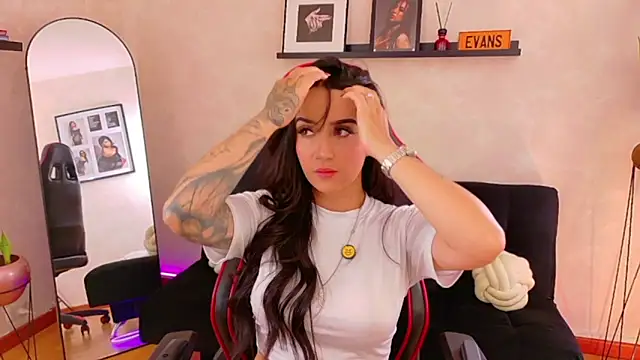 Snapshot of EmmyEvans1 chatting on 03.02.26 EmmyEvans1 online show from 03.02.26