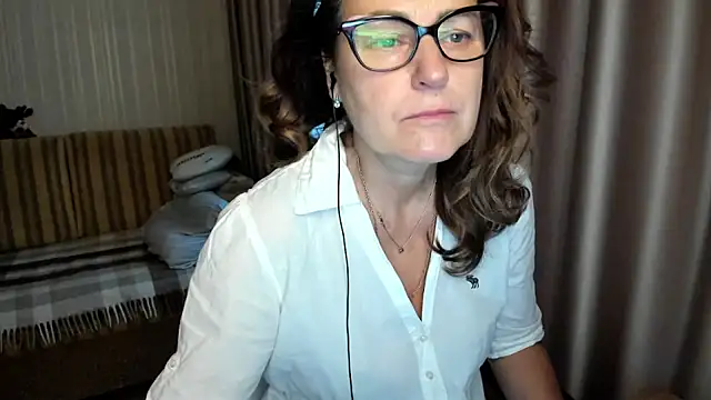 lauraoven online show from 11.21.25