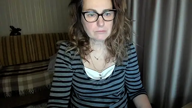 Snapshot of lauraoven chatting on 01.18.26 lauraoven online show from 01.18.26