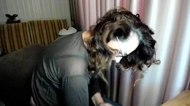 Snapshot of lauraoven chatting on 02.01.26 lauraoven online show from 02.01.26