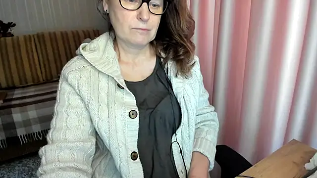 Snapshot of lauraoven chatting on 02.05.26 lauraoven online show from 02.05.26