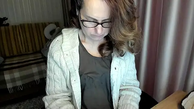 Snapshot of lauraoven chatting on 02.06.26 lauraoven online show from 02.06.26