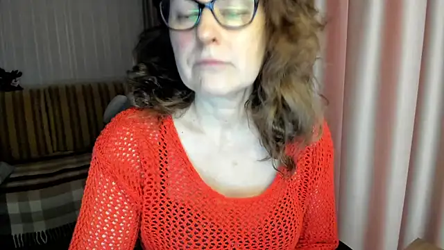 Snapshot of lauraoven chatting on 02.08.26 lauraoven online show from 02.08.26