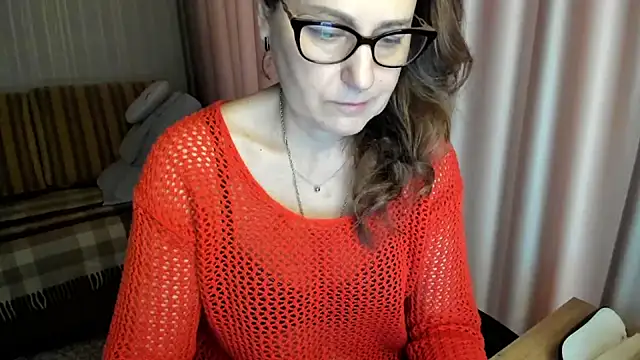 Snapshot of lauraoven chatting on 02.10.26 lauraoven online show from 02.10.26