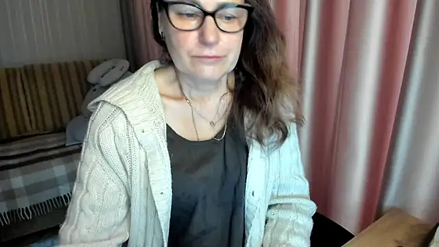 Snapshot of lauraoven chatting on 02.12.26 lauraoven online show from 02.12.26