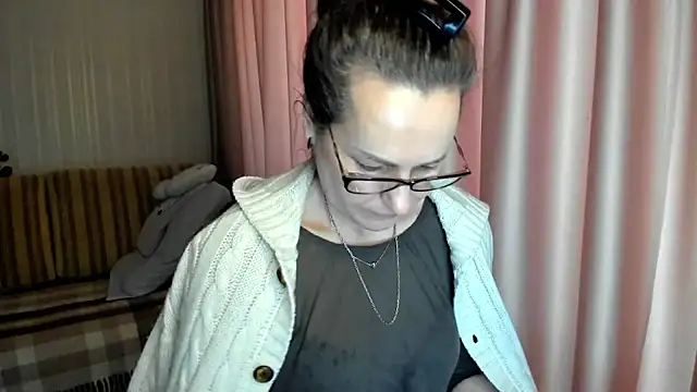 Snapshot of lauraoven chatting on 02.13.26 lauraoven online show from 02.13.26