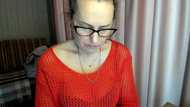 Snapshot of lauraoven chatting on 02.14.26 lauraoven online show from 02.14.26