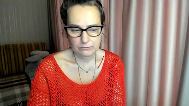 Snapshot of lauraoven chatting on 02.17.26 lauraoven online show from 02.17.26