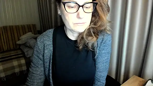 Snapshot of lauraoven chatting on 02.18.26 lauraoven online show from 02.18.26