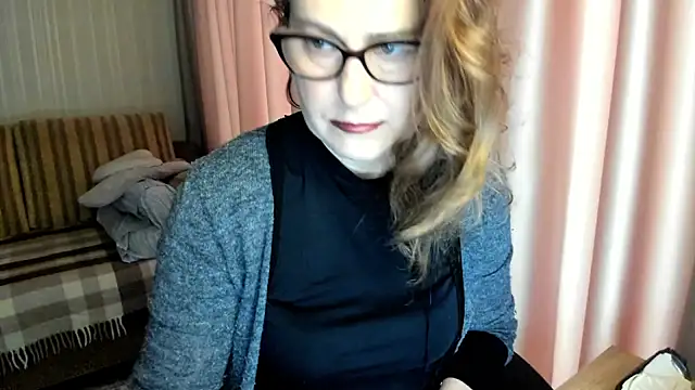 Snapshot of lauraoven chatting on 02.19.26 lauraoven online show from 02.19.26