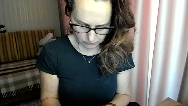 Snapshot of lauraoven chatting on 02.25.26 lauraoven online show from 02.25.26