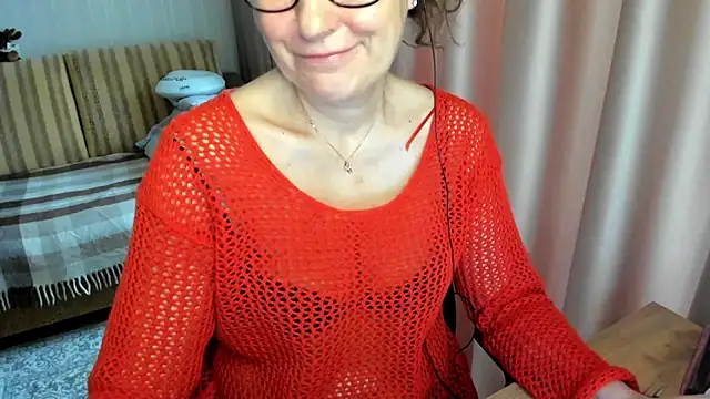 Snapshot of lauraoven chatting on 03.02.26 lauraoven online show from 03.02.26