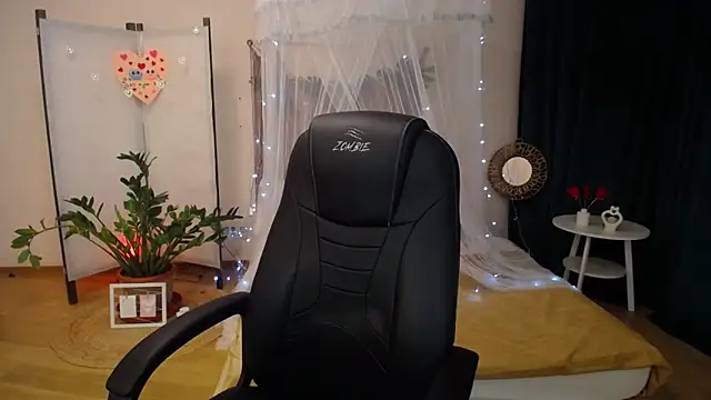 Snapshot of CloudGrace chatting on 02.25.25 CloudGrace online show from 02.25.25