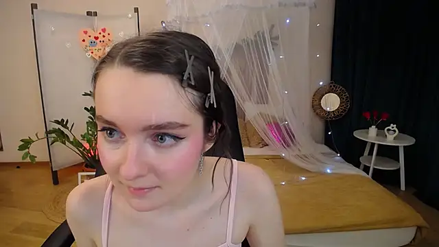 Snapshot of CloudGrace chatting on 02.26.25 CloudGrace online show from 02.26.25