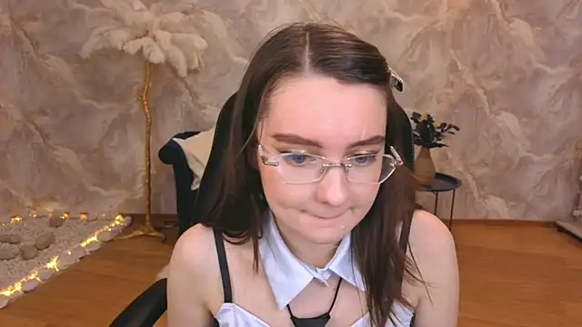 Snapshot of CloudGrace chatting on 10.22.25 CloudGrace online show from 10.22.25