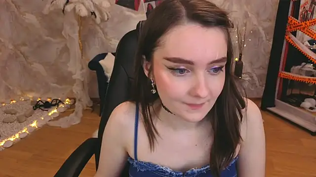 Snapshot of CloudGrace chatting on 10.29.25 CloudGrace online show from 10.29.25