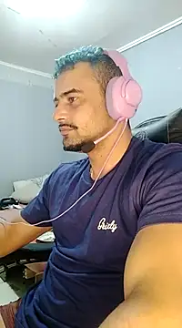 Snapshot of Fadinha-e-Raro chatting on 02.21.25 Fadinha-e-Raro online show from 02.21.25