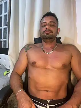 Snapshot of Fadinha-e-Raro chatting on 03.15.25 Fadinha-e-Raro online show from 03.15.25