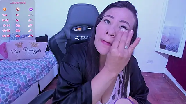 esmeralda milf online show from 03.18.25