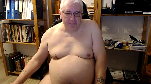 Snapshot of SchwanzhureXXL chatting on 10.27.25 SchwanzhureXXL online show from 10.27.25