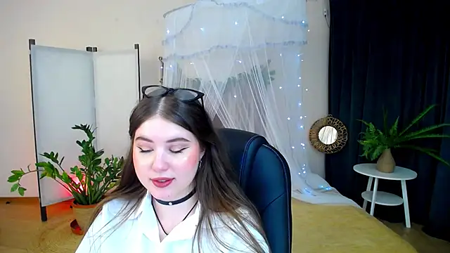 Snapshot of NicoleFoxery chatting on 02.07.25 NicoleFoxery online show from 02.07.25