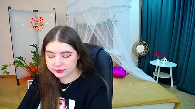 Snapshot of NicoleFoxery chatting on 02.17.25 NicoleFoxery online show from 02.17.25