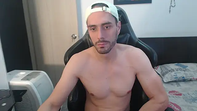 Snapshot of samuelgarcia_ chatting on 03.18.25 samuelgarcia online show from 03.18.25