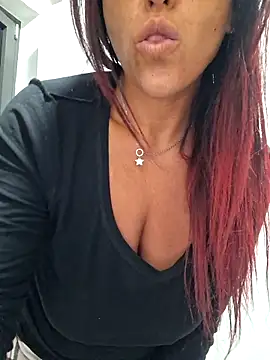 Snapshot of allyson22andy chatting on 11.21.25 allyson22andy online show from 11.21.25