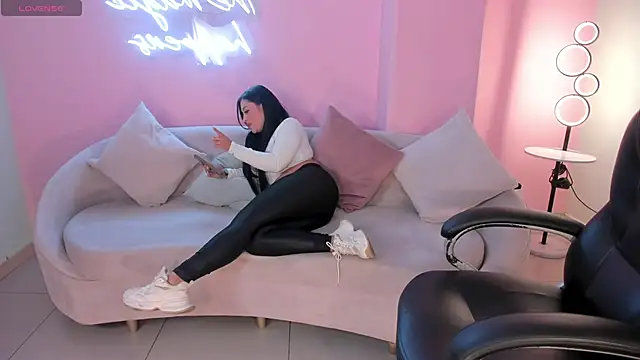 MiaRoberts1 online show from 12.19.25