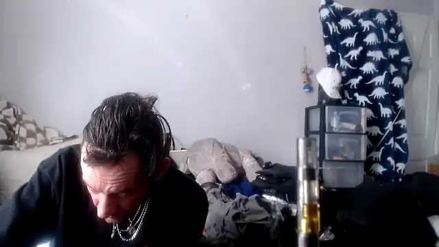 Snapshot of lickthecat chatting on 10.10.25 lickthecat online show from 10.10.25