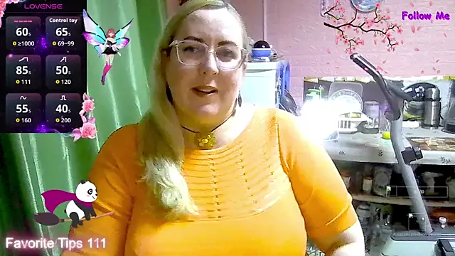 Snapshot of Ginesia chatting on 11.30.25 Ginesia online show from 11.30.25