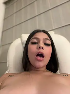 Snapshot of Alyshanon18 chatting on 02.15.25 Alyshanon18 online show from 02.15.25