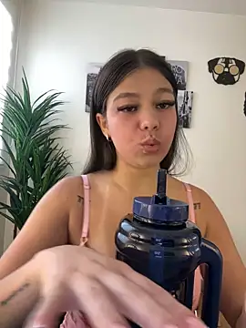 Snapshot of Alyshanon18 chatting on 10.31.25 Alyshanon18 online show from 10.31.25