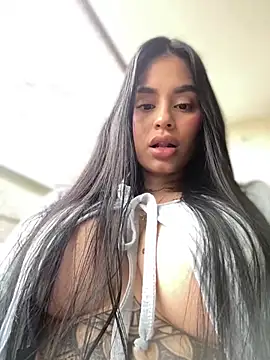 LaraHenao online show from 01.05.25