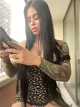 LaraHenao online show from 01.28.25