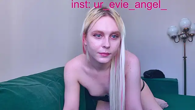Snapshot of Evelyn_rabbit chatting on 05.06.26 Evelyn rabbit online show from 05.06.26