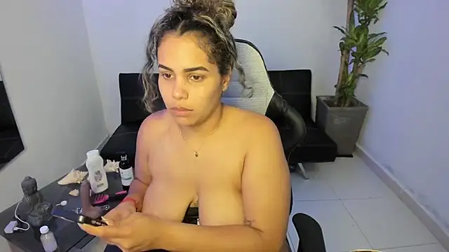 Snapshot of alyssannVhm chatting on 01.14.25 alyssannVhm online show from 01.14.25