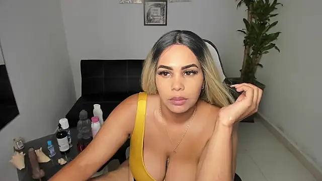 Snapshot of alyssannVhm chatting on 03.08.25 alyssannVhm online show from 03.08.25