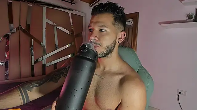 Snapshot of mister_miike chatting on 03.22.25 mister miike online show from 03.22.25