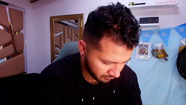 Snapshot of mister_miike chatting on 10.03.25 mister miike online show from 10.03.25