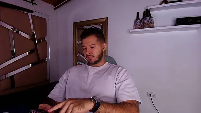 Snapshot of mister_miike chatting on 10.07.25 mister miike online show from 10.07.25