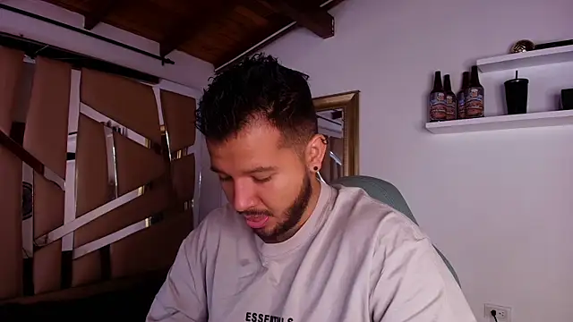 Snapshot of mister_miike chatting on 10.08.25 mister miike online show from 10.08.25